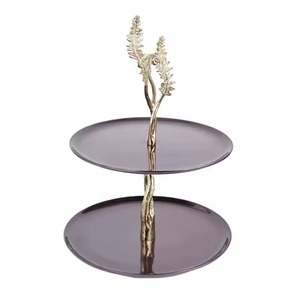 Base Redonda Vintage para Pastel de Metal con Detalles Decorativos Únicos, Perfecta para Bodas Tradicionales y Eventos Rústicos - Product Image 6