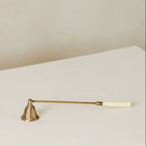 Extincteur à bougie en laiton majestueux, ajoutant une touche royale aux traditions d'allumage des bougies - Product Image 1