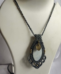 Collier en macramé avec pierre précieuse ovale, fil gris, pendentif feuille, style bohème, fait main, réglable, bijoux inspirants - Product Image 1
