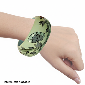 Brazalete de madera pintado a mano con diseño floral verde salvia, estilo étnico bohemio, joyería llamativa, regalo para ella. - Product Image 6