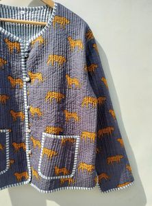 Veste en coton matelassé toutes saisons faite à la main pour femmes, vêtements d'extérieur décontractés imprimés en blocs indiens, cadeau de Noël d'hiver parfait - Product Image 4