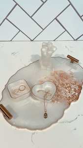 Plateaux en résine durable faits à la main avec poignée en métal pour centre de table à café élégant articles de décoration de service multifonctionnels - Product Image 2