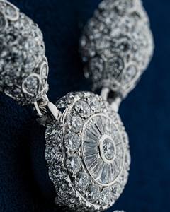 Collar con colgante de diamantes de diseño clásico para uso diario y ocasiones especiales disponible a precios asequibles de la India - Product Image 5