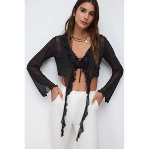 Blouse décontractée d'automne avec logo brodé, décoration en dentelle sur le devant, polyester, coupe classique, pour les fêtes - Product Image 1