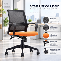 Chaise de bureau confortable pour employés, avec dossier en maille, accoudoirs fixes et base robuste pour bureau commercial