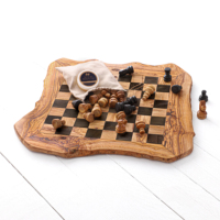 Jeu d'échecs de luxe artisanal en bois d'olivier, imitation antique sculptée, bords bruts, pièce unique, ArtisRaw, style méditerranéen vintage