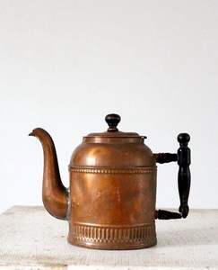 Cafetera de cobre de diseño étnico con motivos tallados e interior liso, ideal para servir café con estilo - Product Image 2