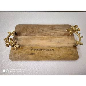 Bandeja para servir artículos de comida con bordes curvos en forma de rectángulo hecho de madera de excelente calidad con mango de Metal de diseñador Floral chapado en oro - Product Image 1