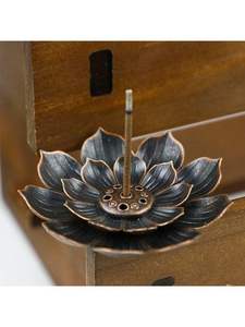 Quemador de incienso de metal con diseño antiguo tradicional perfecto para crear una atmósfera de hogar relajante, espiritual y aromática - Product Image 5