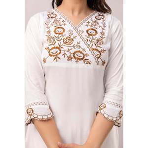 Conjunto de rayón Kurta con bordado floral para mujer con pantalones y organza Dupatta Color blanco y marrón - Product Image 2