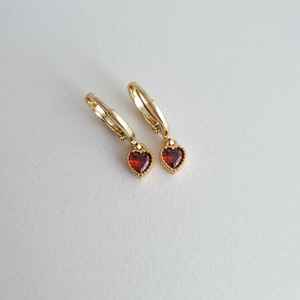 Petites boucles d'oreilles créoles avec charme en forme de cœur rouge rubis délicat, argent sterling 925 plaqué or 18 carats, bijoux vintage de mariage - Product Image 3