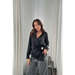 เสื้อเชิ้ตผ้าซาตินสีดำสำหรับผู้หญิง แต่งกระดุม - เสื้อขายส่ง - Product Image 5