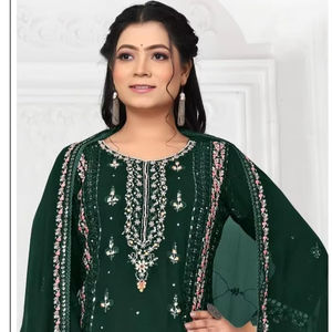 Lujo elegante Georgette Shalwar Kameez Set con parche bordado Khatli que detalla la parte inferior Dupatta-para fiesta Aspecto de invierno de 4 piezas - Product Image 1