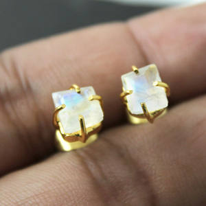 Pendiente de piedra lunar natural, joyería, ajuste de punta de oro, piedra preciosa minimalista, pendiente de tuerca chapado en oro - Product Image 1