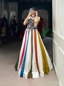 Colección Premium Nueva variedad Evergreen Color Navratri Special Pure Rayon Mirror Gamthi Work Lehenga Choli - Product Image 4