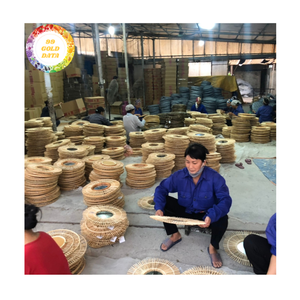 Lámpara de bambú Lámpara de mesa de bambú minimalista moderna con pantalla tejida para iluminación interior hecha en Vietnam - Product Image 5