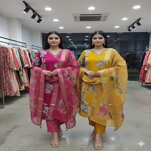 Nouvel ensemble de kurta pour femme, style Kolkata, trois pièces, en mousseline imprimée de luxe, pour les fêtes d'hiver, avec dupatta et pantalon - Product Image 4