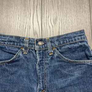 Short en jean bleu jean Cut Off Jorts 27 taille haute - Product Image 3