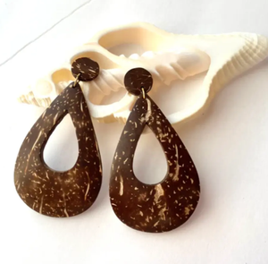 Pendientes de concha de coco minimalistas, hechos a mano y sostenibles para un aspecto natural diario - Product Image 4