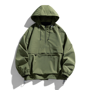 2025 Chaqueta resistente al agua con dos bolsillos grandes Personalizada 1/4 Cremallera Jersey sólido Chaqueta cortavientos con capucha para hombre - Product Image 4