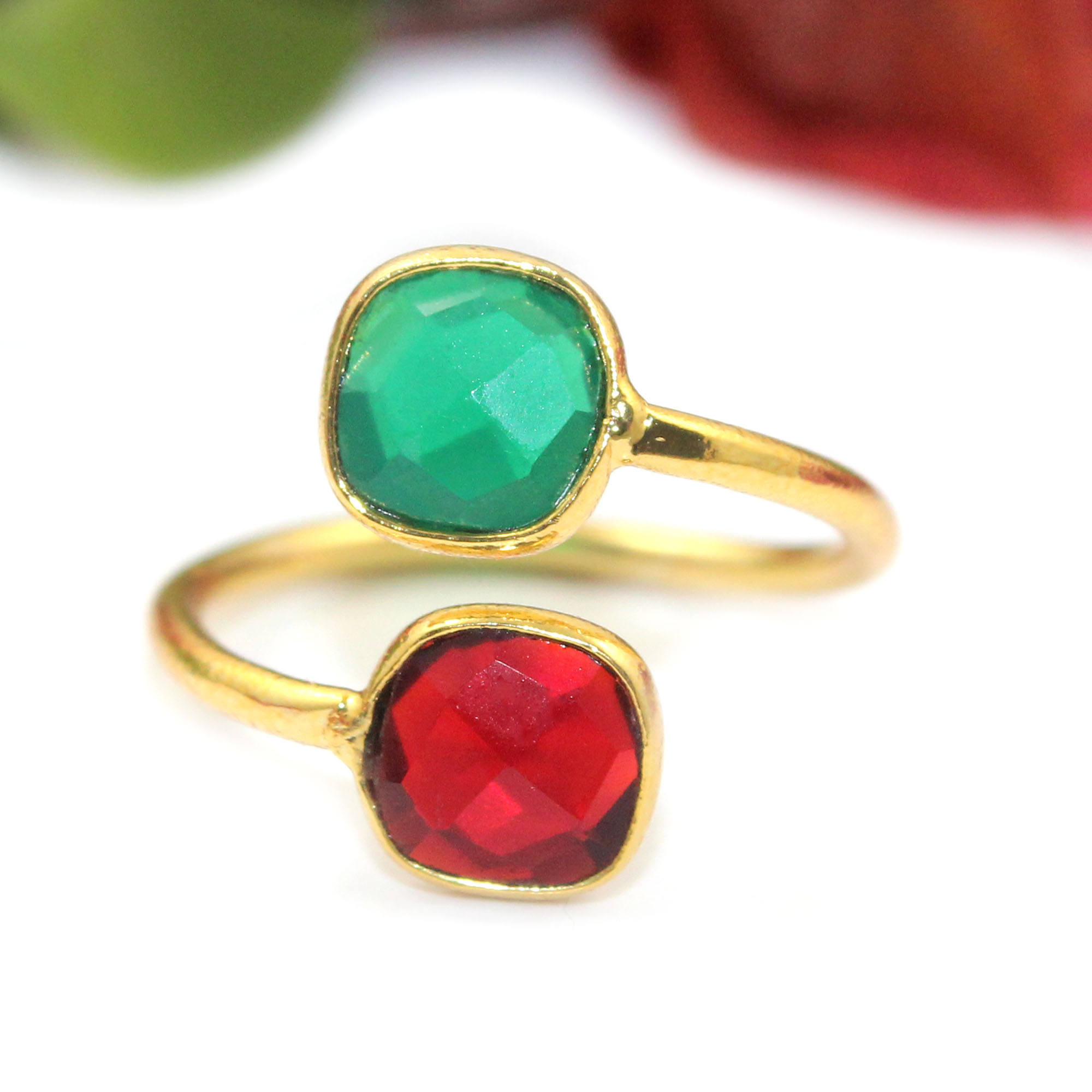 สีเขียวมรกต &amp; โกเมนสีแดง