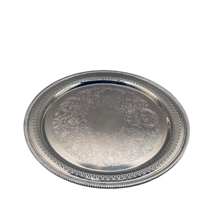 Bandeja de Servicio Redonda Plateada Vintage con Diseño Floral Grabado, Plato Decorativo de Metal para el Hogar, la Cocina y Eventos - Product Image 1