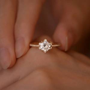 Anillo de Compromiso Romántico de Oro Sólido de 14K con Diamante Cultivado en Laboratorio de 1.02Ct, Corte en Racimo, Diseño Único, Joyería Fina al por Mayor - Product Image 4