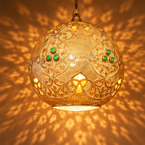 Lanterne marocaine artisanale en laiton doré avec gravures florales complexes et accents de pierres précieuses colorées – Luminaire suspendu oriental de luxe - Product Image 2