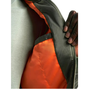 Chaqueta Bomber Personalizada para Hombre con Cuello Alto, Tela de Lona, Logotipo Frontal, Invierno, Alta Calidad, Hecha en Pakistán - Product Image 6