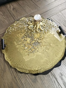 Plateau en résine de qualité supérieure en or avec bords noirs et bouton central Plateau rond élégant pour décoration de cuisine et cadeaux - Product Image 5