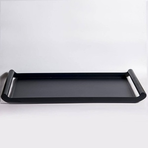 Plateau de service en métal fait main, fabriqué en Inde, résistant au lave-vaisselle et au micro-ondes, élégant et moderne, accessoire décoratif pour la salle à manger - Product Image 4