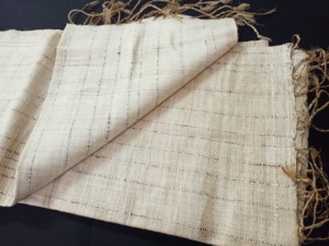 Foulards en soie Handloom faits sur commande disponibles dans la taille 70X200 Cms également avec des franges d'individu dans des buts de revente de Foor de longueur de 10 Cms. - Product Image 6