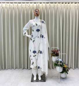 Ensemble Kurta ethnique d'été pour femmes Tissu confortable avec motif brodé de lotus pour les fêtes kurta - Product Image 1