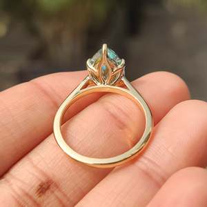 แหวนมอยซาไนต์ทรงลูกแพร์สีฟ้าซีอานแบบโซลิแทร์ - Product Image 6