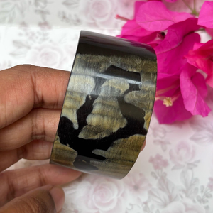Brazalete de Cuerno Natural Sostenible, Pulido, Hecho a Mano, Ecológico, Accesorio de Moda Moderno para Bodas - Product Image 1