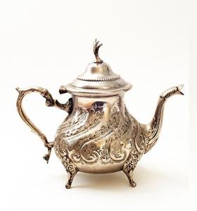 Théière en laiton artisanale de style royal avec finition antique et motifs gravés, bouilloire à thé décorative pour une décoration intérieure haut de gamme - Product Image 2