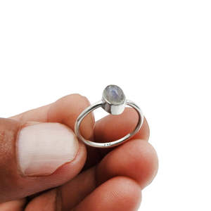 Bague en argent sterling 925 massif avec pierre de lune arc-en-ciel de coupe ovale, design simple, style bohème, bijoux, cadeau idéal pour elle - Product Image 3