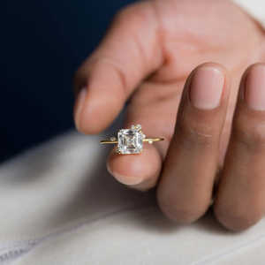 Anillo DE BODA corte Asscher para mujer con moissanita de racimo elegante Categoría de producto única - Product Image 2