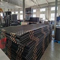 Tapis de protection au sol robuste pour le transport de composants de turbines d'éoliennes sur site d'installation, pour grue et plateforme de sol.