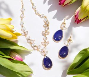 Ensemble de collier et boucles d'oreilles élégant de haute qualité avec finition dorée, aspect pierres, collection pour mariage et soirée pour femmes - Product Image 2