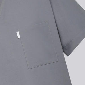 Top de fregado personalizable para hombre con bordado de logotipo y opciones de Etiqueta Uniforme médico ligero y duradero para profesionales - Product Image 2