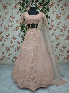 Conçu pour l'élégance, le confort et une allure durable, le ensemble lehenga choli en soie est créé pour satisfaire les mariées modernes ou les femmes en occasions spéciales. - Product Image 3