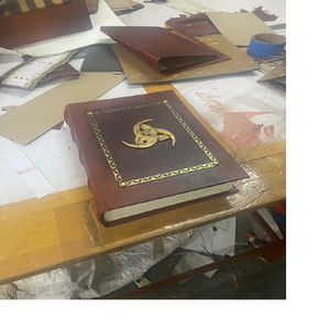 Journal en cuir celtique noir personnalisé avec embellissements en laiton Journal en cuir noir jumbo avec design celtique et accents en laiton - Product Image 2