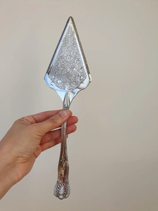Práctico cuchillo para servir pasteles de acero inoxidable diseñado para servir pasteles rápidos, fáciles y limpios durante fiestas de cumpleaños o vacaciones - Product Image 4