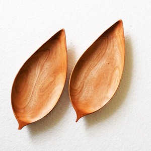 Assiettes en bois d'acacia en forme de feuille plats en bois naturel faits à la main pour l'affichage des aliments ensemble d'assiettes à dîner de qualité supérieure - Product Image 1