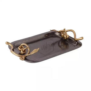 Nueva Bandeja Decorativa Marrón Elegante, Bandeja de Metal de Alta Calidad con Diseño Floral y Asa para Accesorios de Hotel y Restaurante - Product Image 1