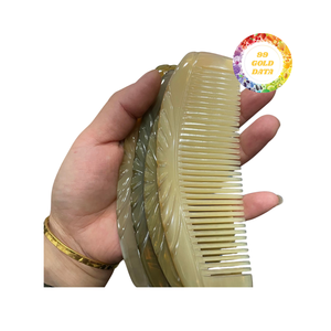 Peine de cuerno tallado con tonos de color natural-Hecho a mano con métodos tradicionales, cada pieza con su propio carácter - Product Image 3