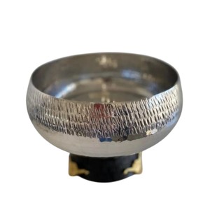 Bol de service à chocolat décoratif en métal argenté fabriqué à la main avec finition martelée et base élégante pour la décoration intérieure moderne - Product Image 4