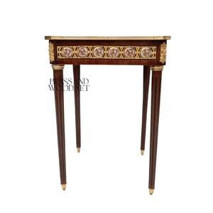 Table d'appoint carrée de luxe avec marqueterie géométrique complexe, médaillons en porcelaine peints à la main et décor palais en laiton doré - Product Image 2