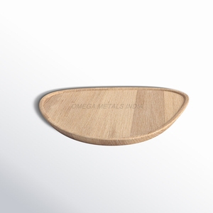 Plateau en bois fait à la main de couleur beige clair avec une forme organique unique et une finition lisse, parfait pour un service et un affichage élégants - Product Image 3